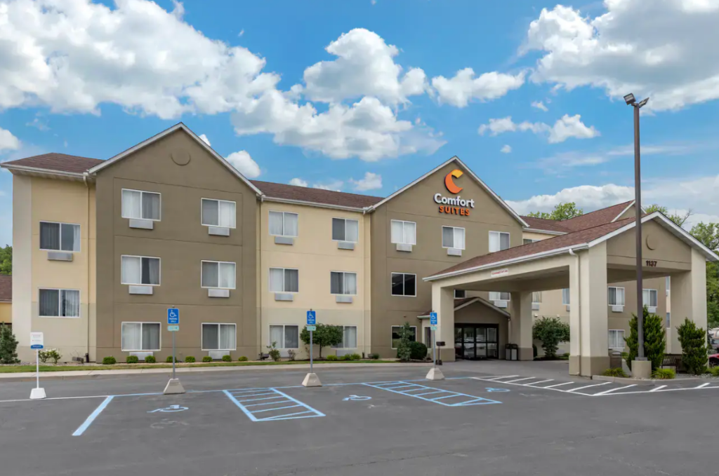 Exterior of Comfort Suites Auburn